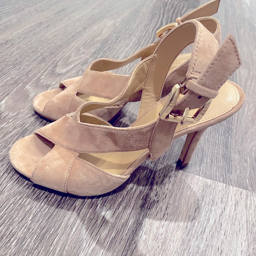 Trendy tan suede heels!
